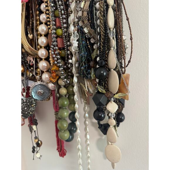 Over 6 Lbs Vintage And Costume Necklaces Multi Color Beaded Statement Lot - Picture 10 of 11
